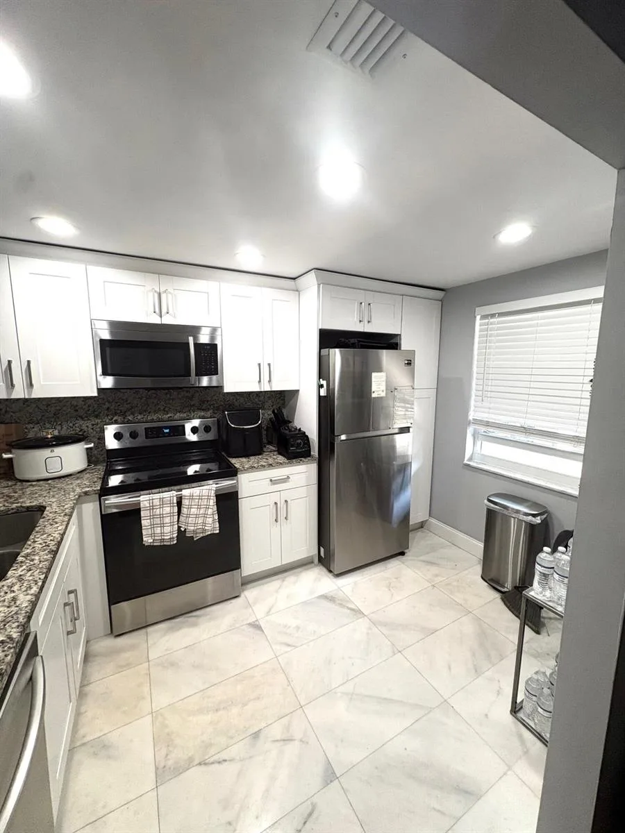 605 OAKS Drive # 304, Pompano Beach, FL 33069 photo 3