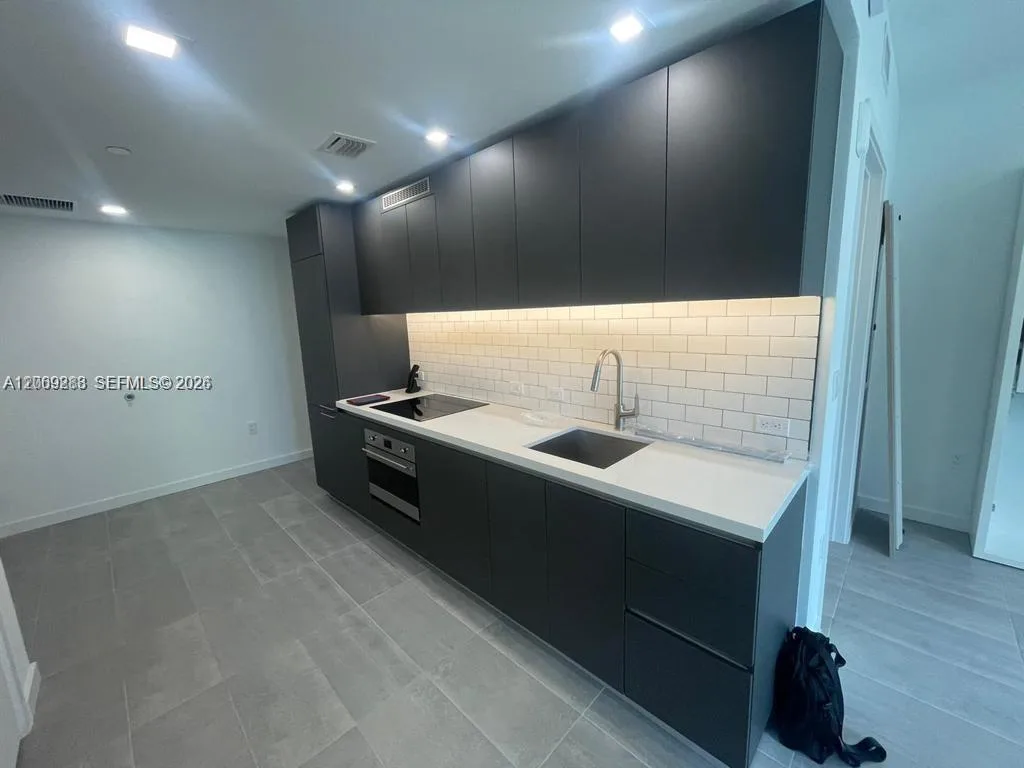 227 NE 2nd St # 1613, Miami, FL 33132