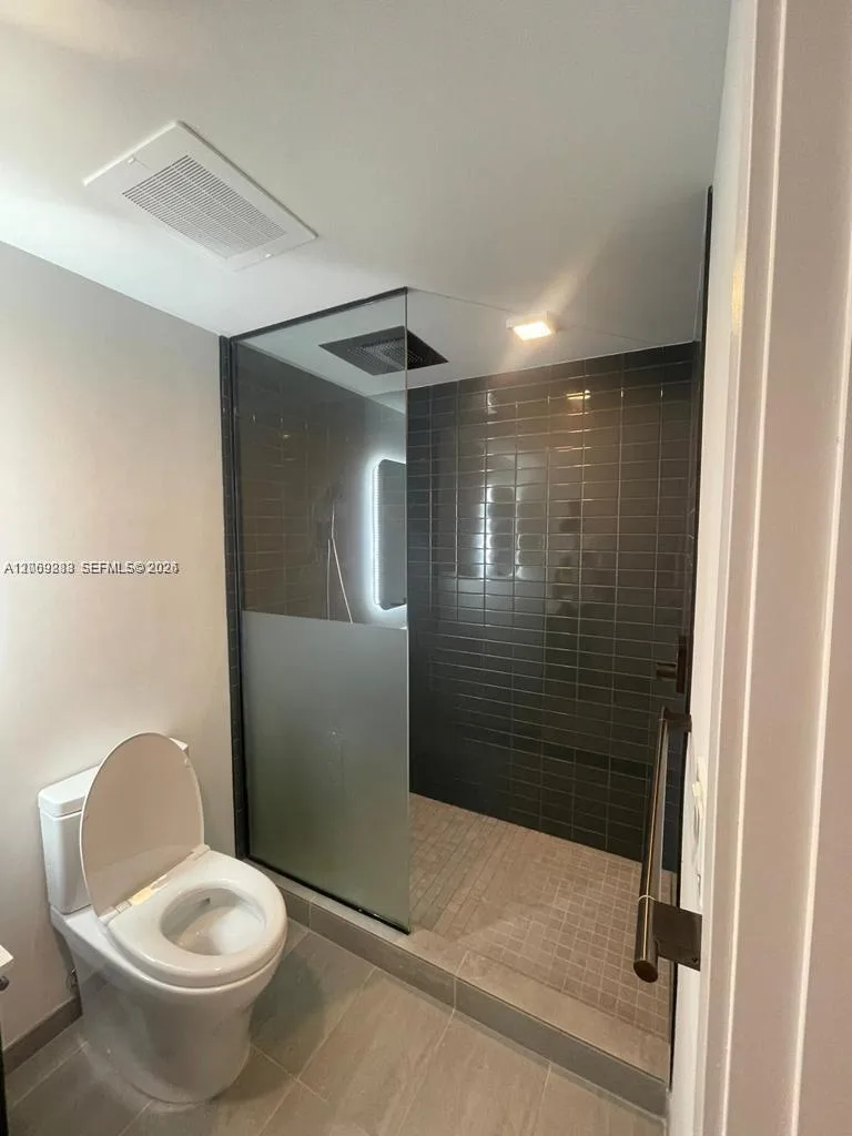 227 NE 2nd St # 1613, Miami, FL 33132 photo 4