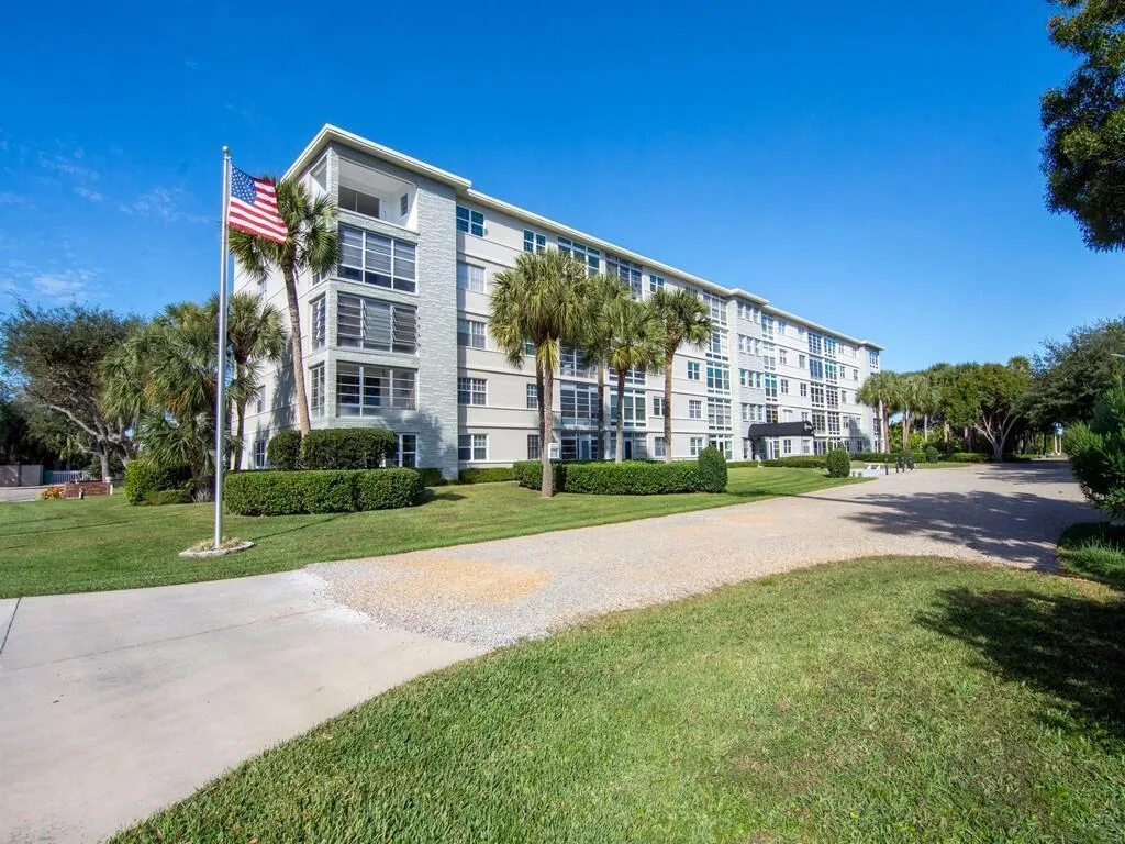 2333 Indian River Boulevard, Vero Beach, FL 32960 photo 2
