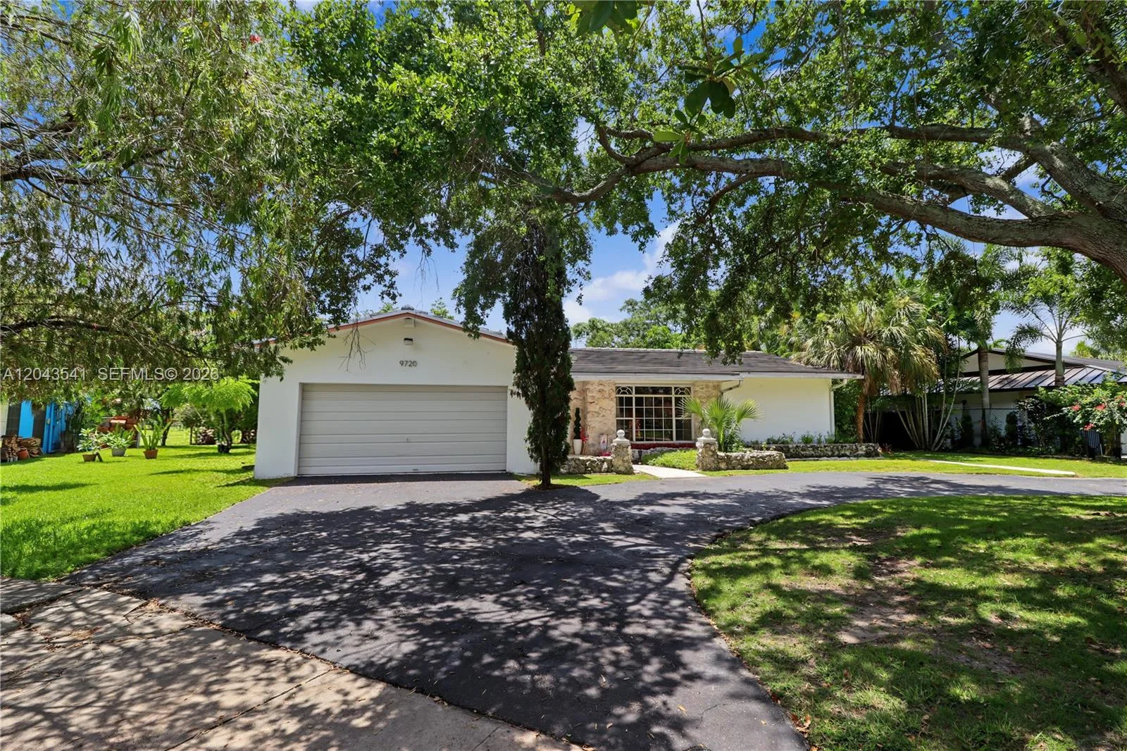 9720 Palmetto Club Ln W, Miami, FL 33157