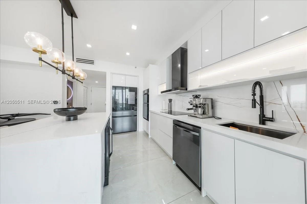 350 S Miami Ave # 2314, Miami, FL 33130 photo 2