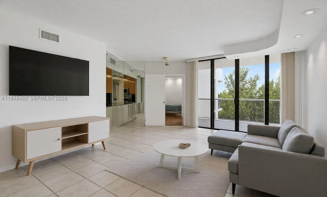 20281 E Country Club Dr # 405, Aventura, FL 33180