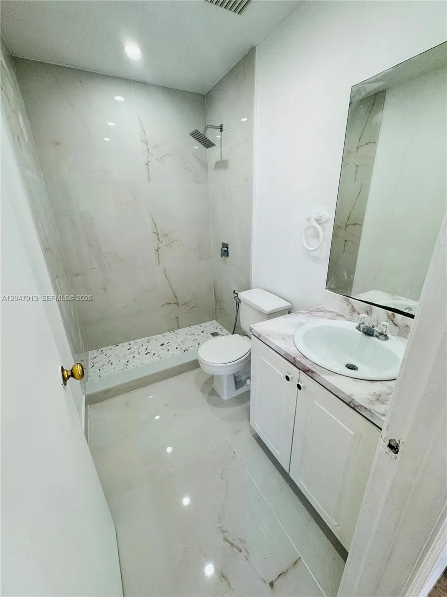 6245 Kendale Lakes Cir # 208, Miami, FL 33183 photo 8