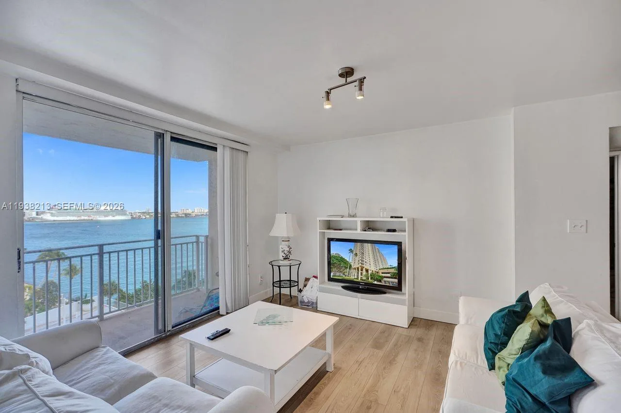 770 SE Claughton Island Dr # 813, Miami, FL 33131