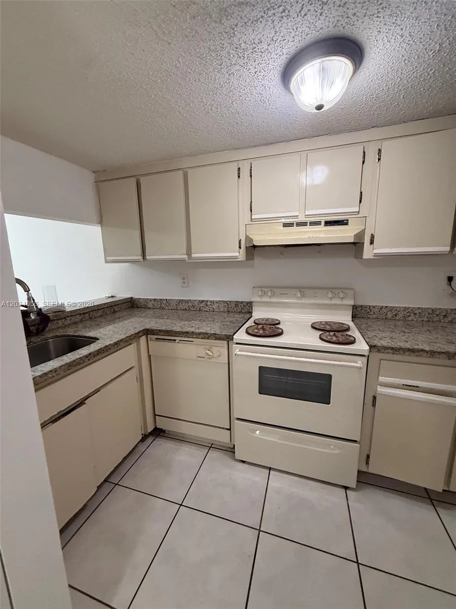 9917 W Okeechobee Rd # 3-510, Hialeah Gardens, FL 33016