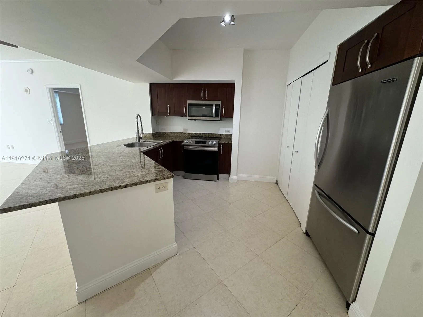 19900 E Country Club Dr # 209, Aventura, FL 33180 photo 2