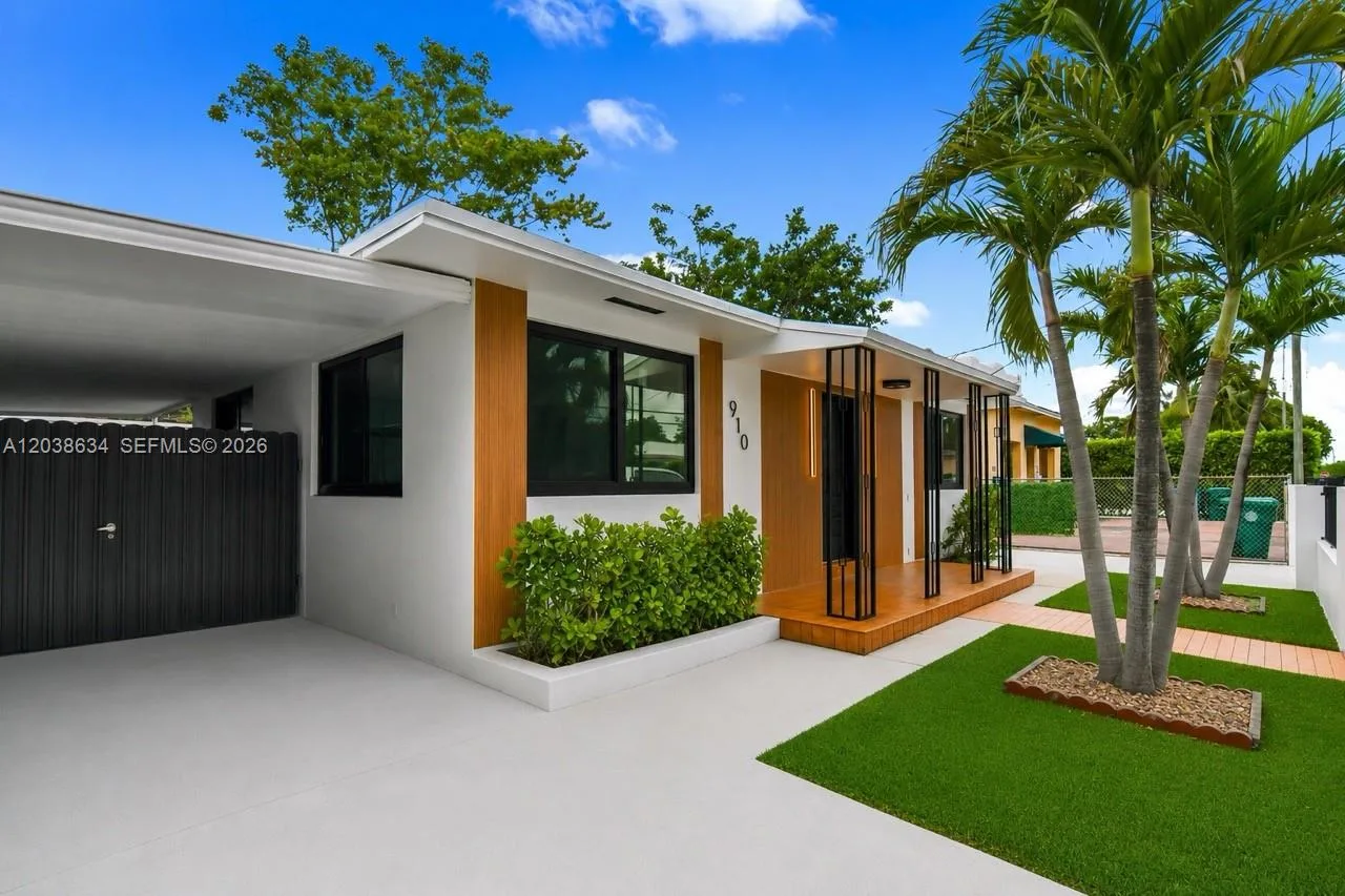 910 SW 9th St, Miami, FL 33130