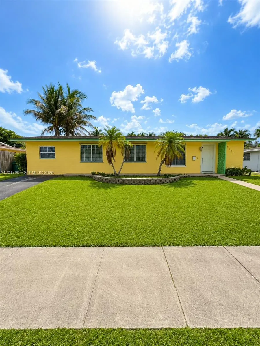15805 SW 99th Ct, Miami, FL 33157