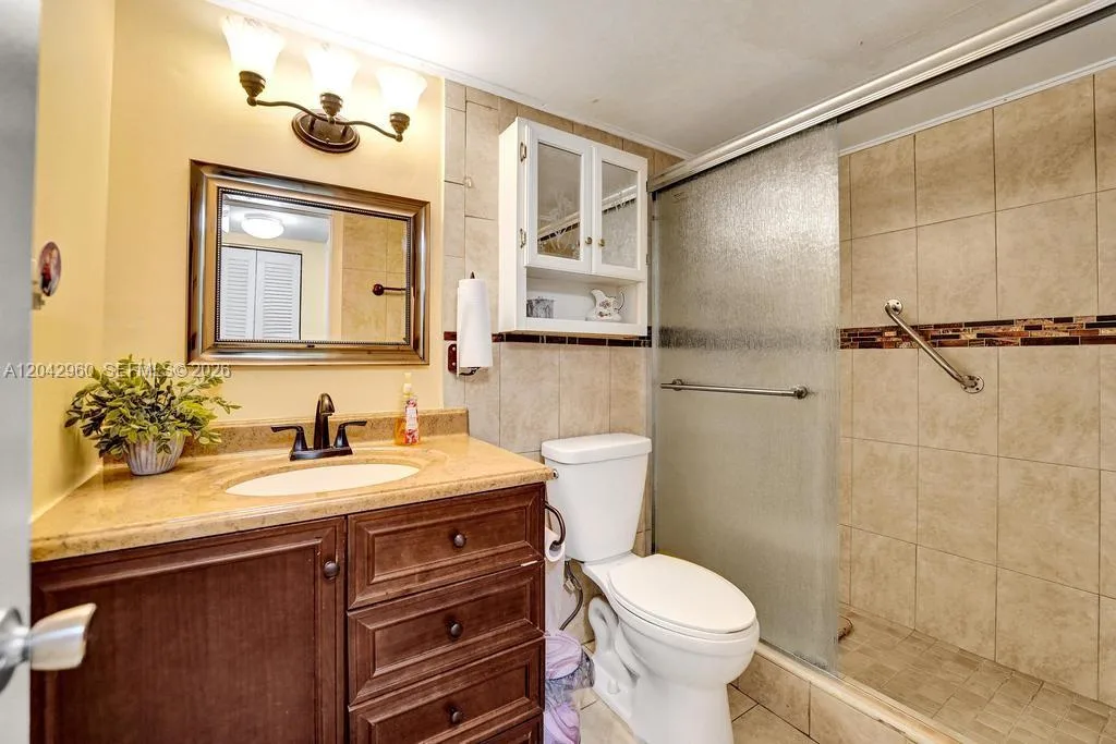 1000 Colony Point Cir # 422, Pembroke Pines, FL 33026