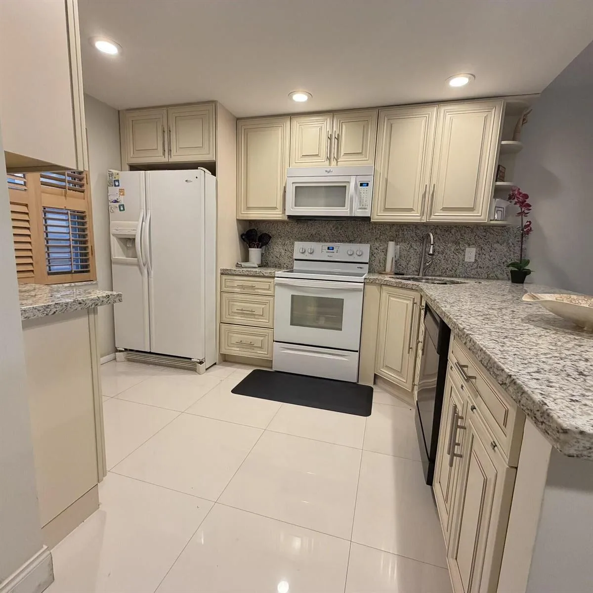 3800 OAKS CLUBHOUSE Drive # 311, Pompano Beach, FL 33069