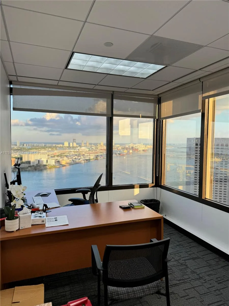 2 S Biscayne Blvd # 3200, Miami, FL 33131 photo 4