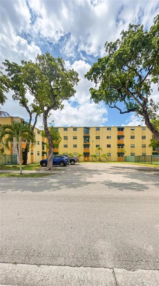 666 W 81st St # 316, Hialeah, FL 33014