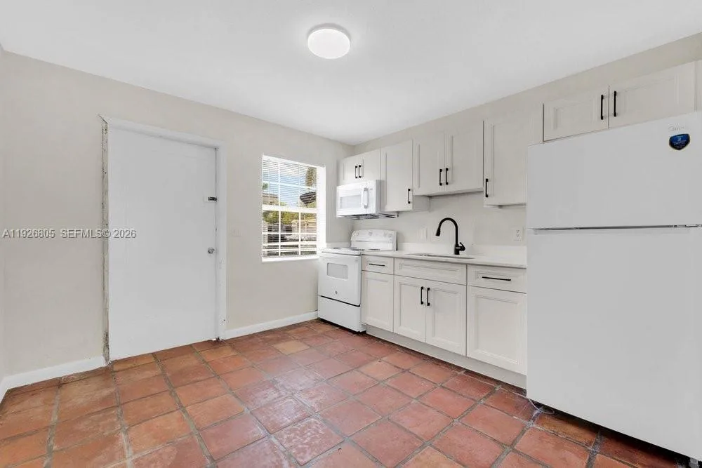 417 SW 3rd St, Hallandale Beach, FL 33009 photo 10