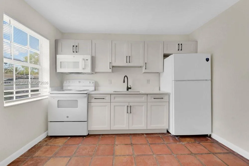 417 SW 3rd St, Hallandale Beach, FL 33009 photo 11