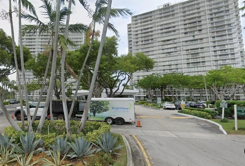 3701 N Country Club Dr # 207, Aventura, FL 33180