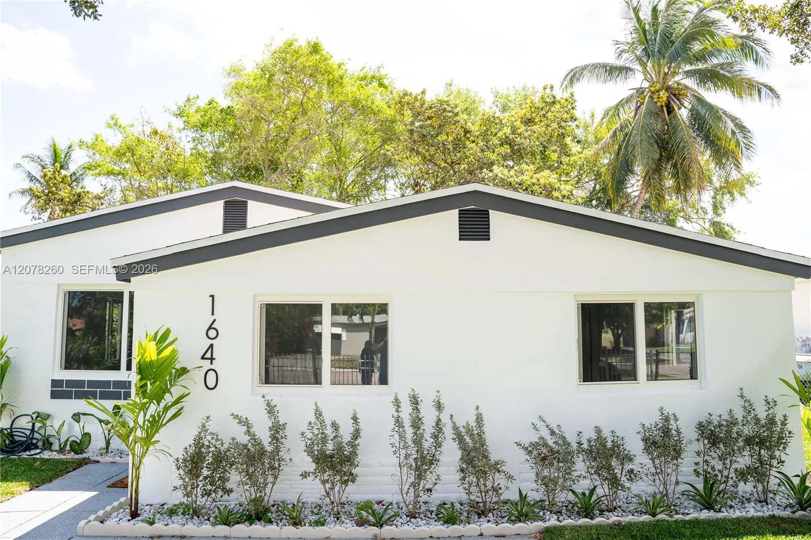 1640 NE 172nd St, North Miami Beach, FL 33162 — zdjęcie 2