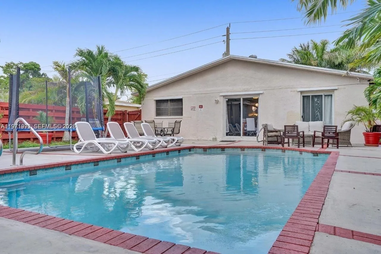 208 SW 2nd Ave, Hallandale Beach, FL 33009