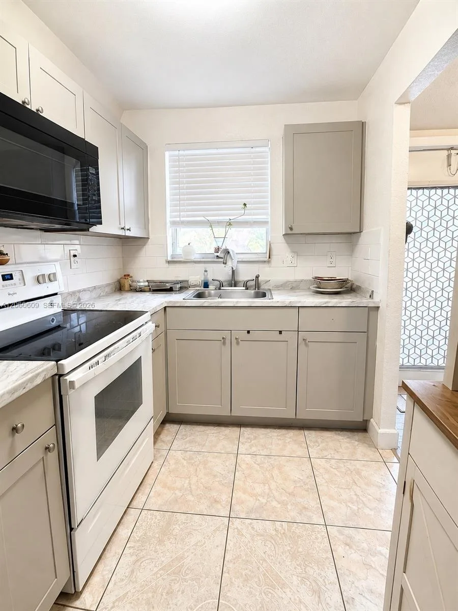 8345 Sunrise Lakes Blvd # 203, Sunrise, FL 33322