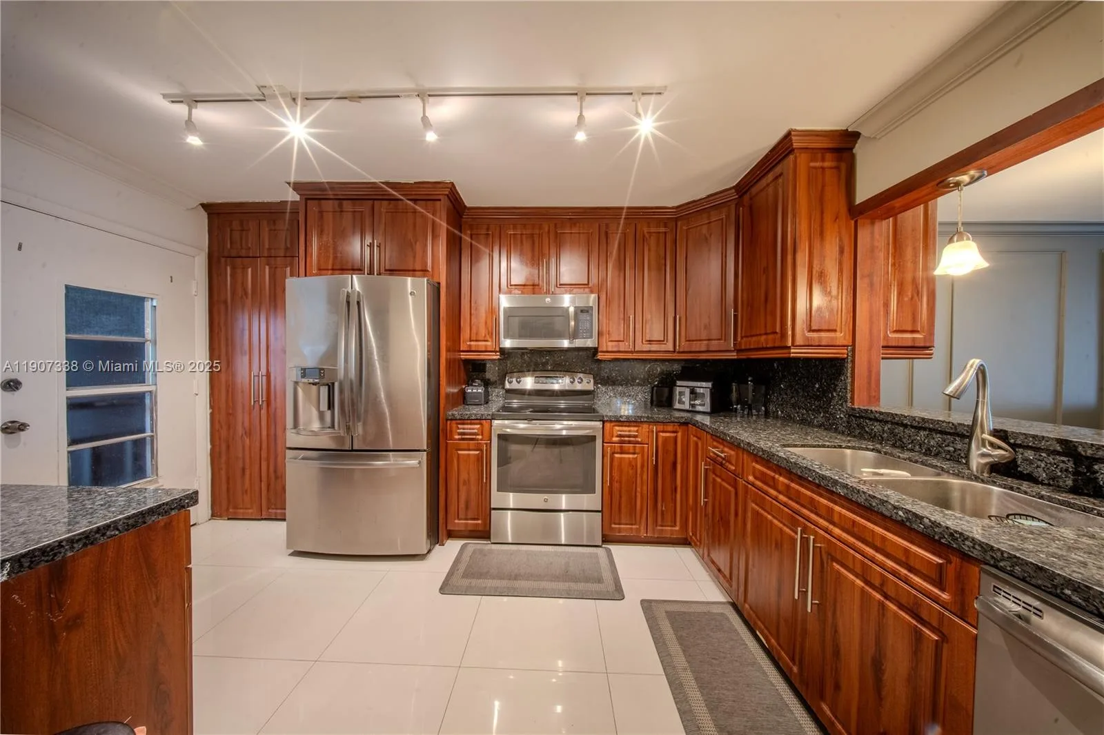 1660 NE 191st St # 410-1, Miami, FL 33179