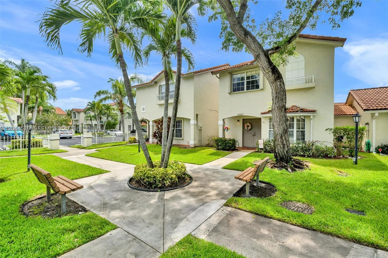 10857 NW 8th St, Pembroke Pines, FL 33026 photo 2