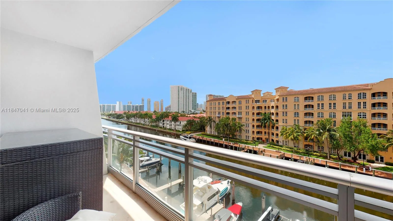 2950 NE 188th St # 423, Aventura, FL 33180