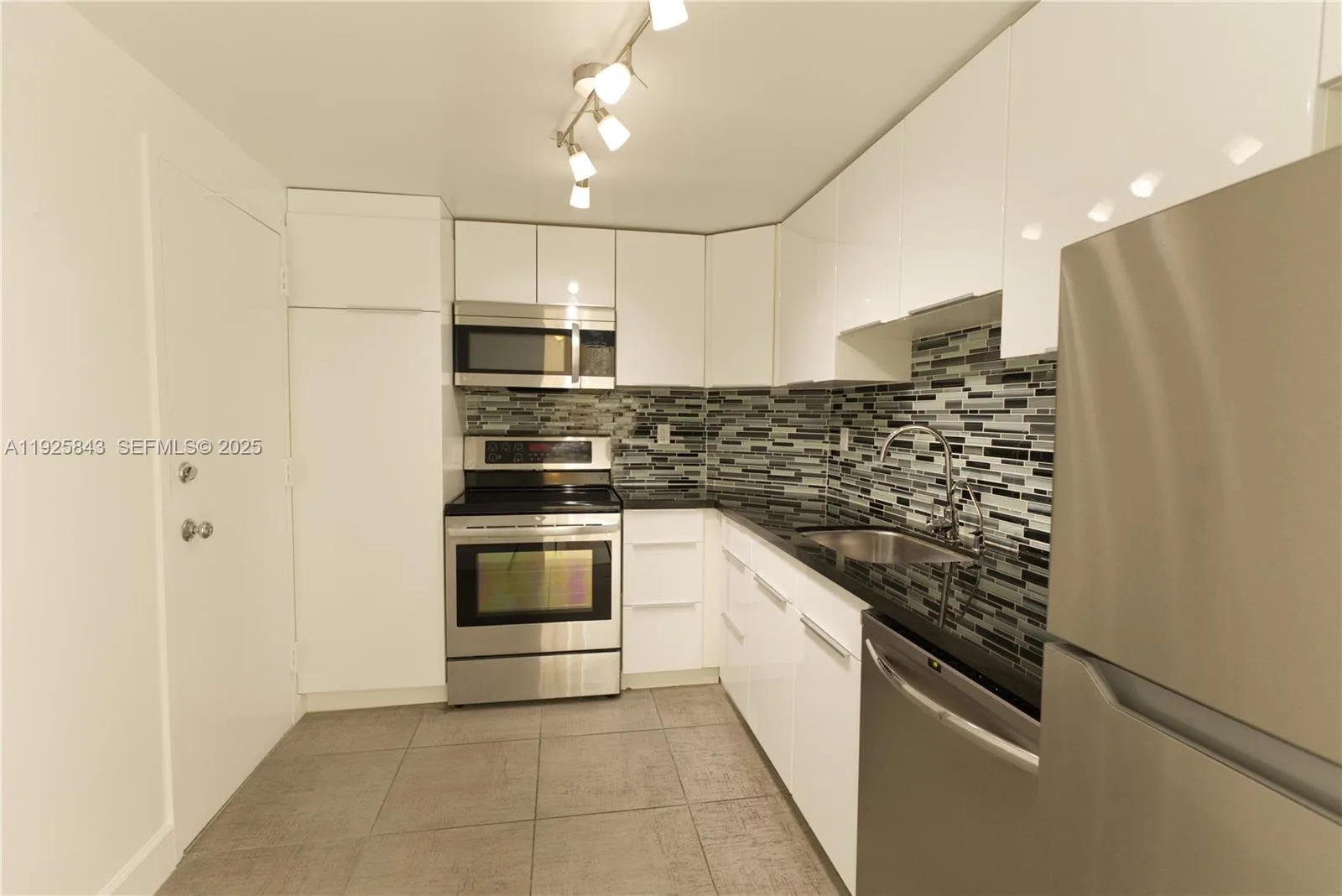 500 Bayview Dr # 928, Sunny Isles Beach, FL 33160 photo 2