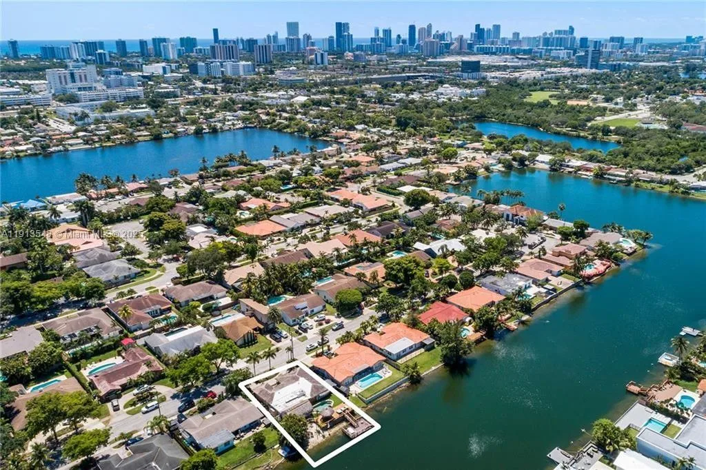 21280 NE 23rd Ave, Miami, FL 33180 photo 12