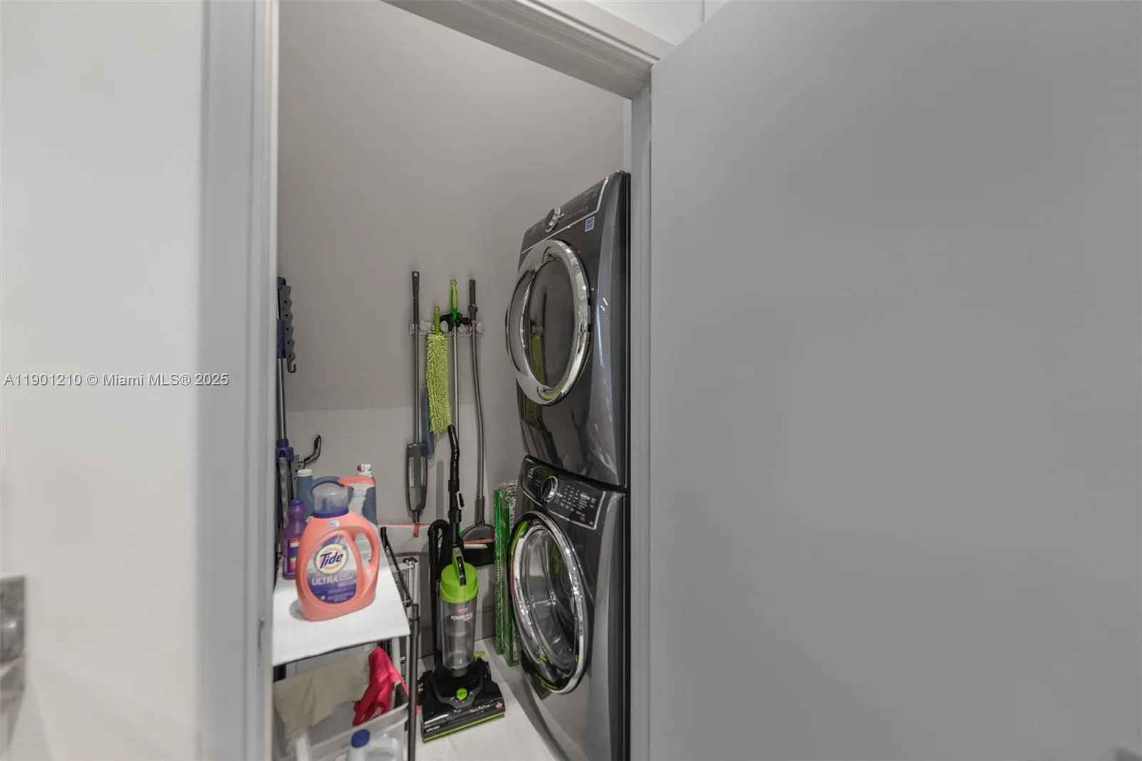 495 Brickell Ave # 2211, Miami, FL 33131 photo 11
