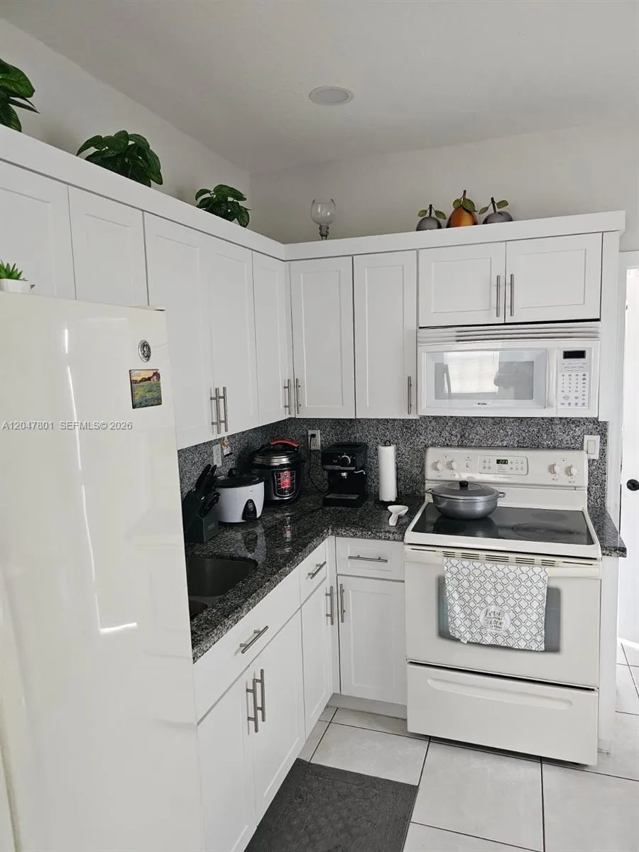 7565 N Augusta Dr # 7567, Hialeah, FL 33015 photo 4