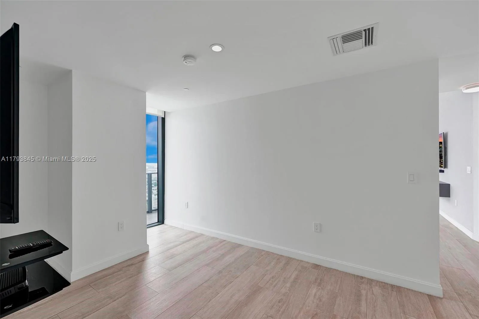55 SW 9th St # 4008, Miami, FL 33130 photo 3