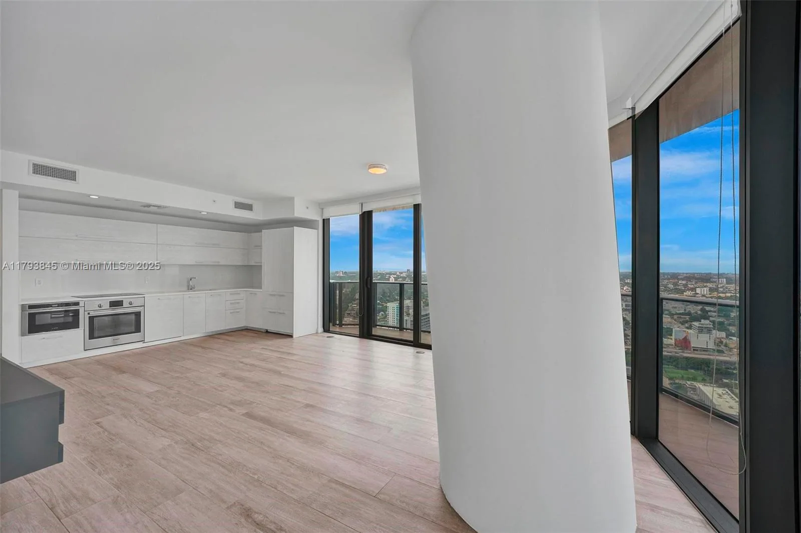 55 SW 9th St # 4008, Miami, FL 33130 photo 5