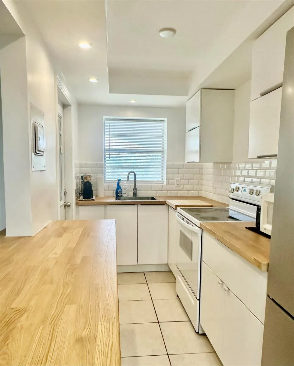 580 EGRET Drive # 314, Hallandale Beach, FL 33009 photo 2