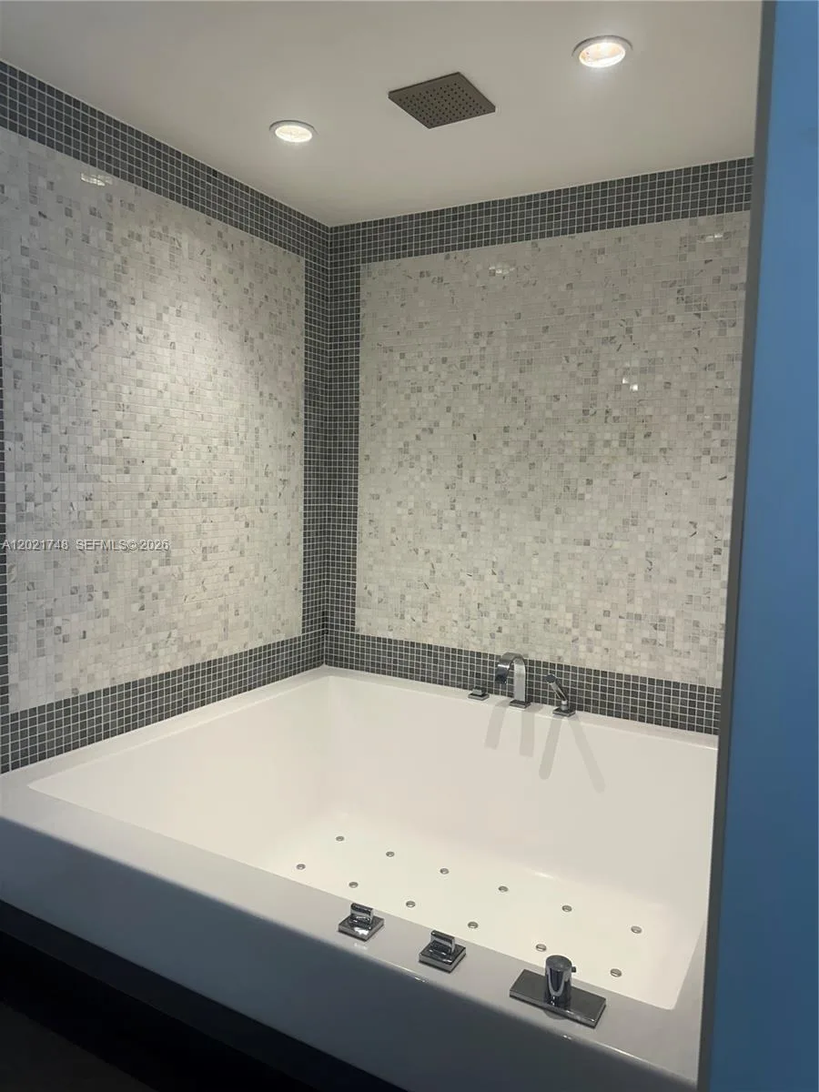 200 Biscayne Boulevard Way # 4013, Miami, FL 33131 photo 4