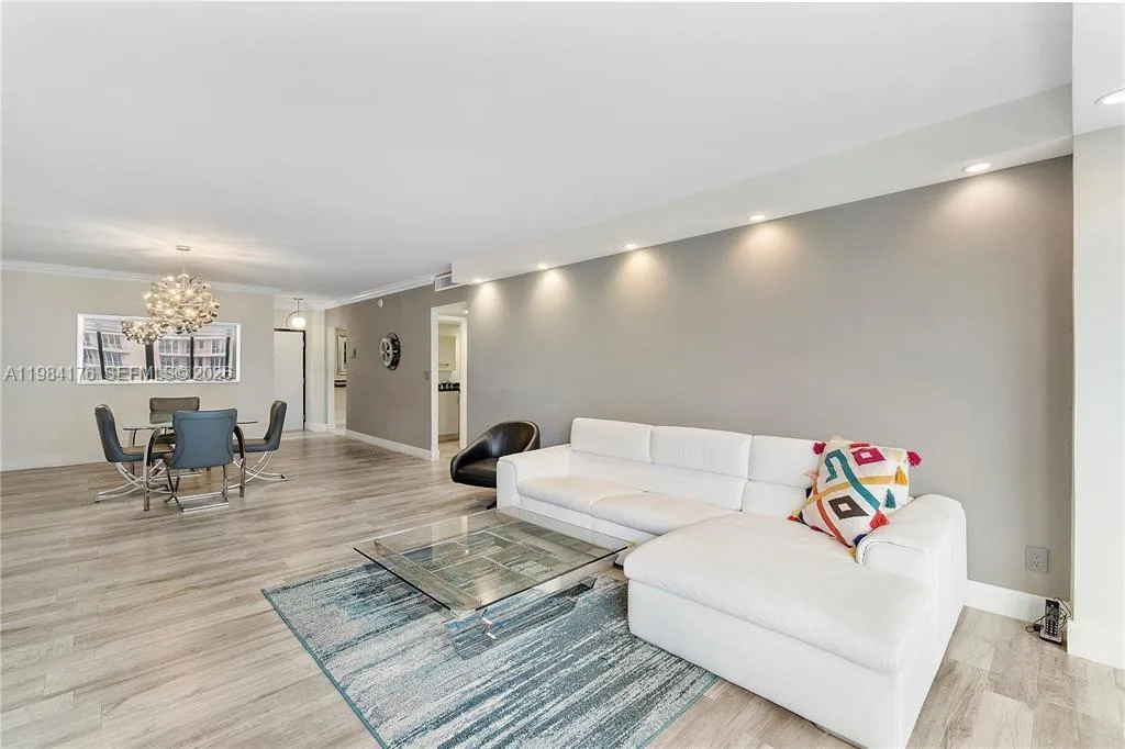90 Edgewater Dr # 614, Coral Gables, FL 33133