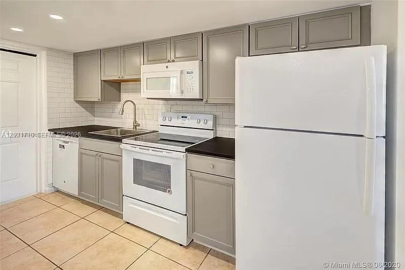 4121 NW 26th St # T14, Lauderhill, FL 33313