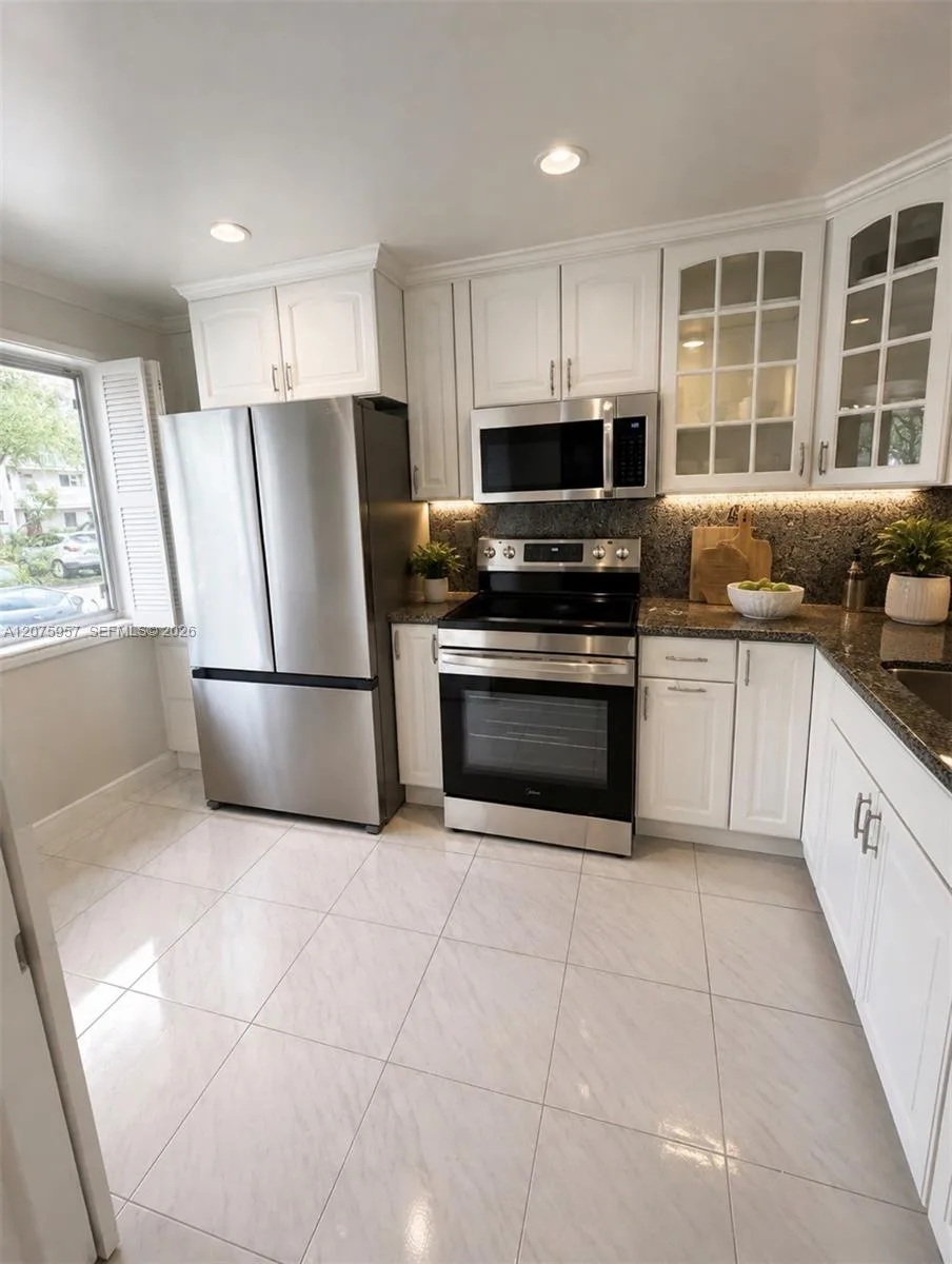 3591 Inverrary Dr # 104, Lauderhill, FL 33319