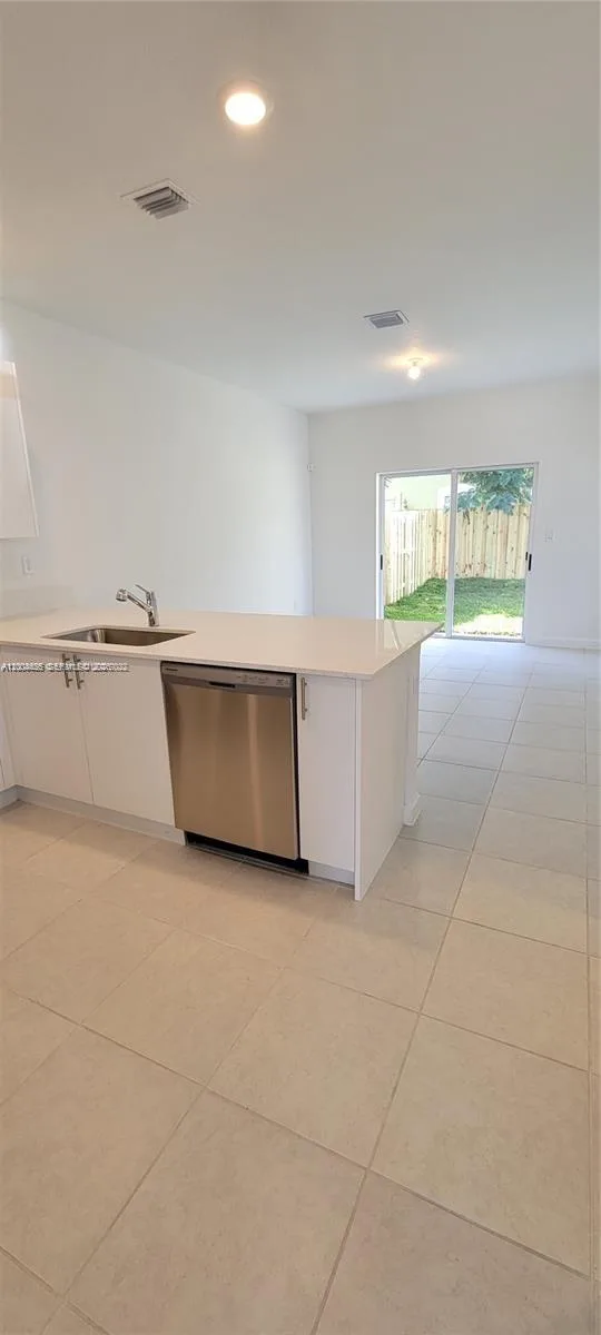 1010 SE 26th Ter, Homestead, FL 33035 photo 3