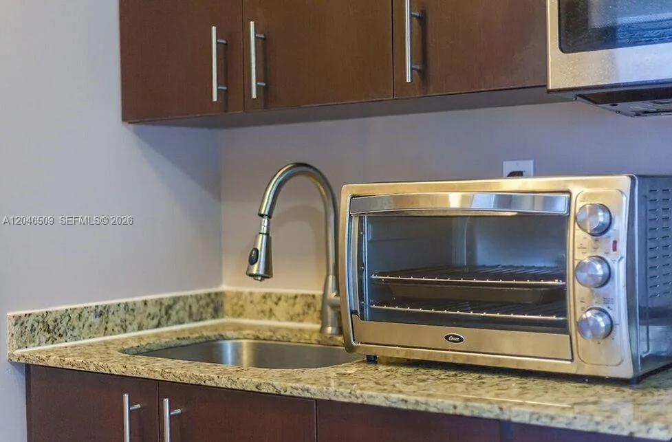 1752 NW 1st St # 2, Miami, FL 33125