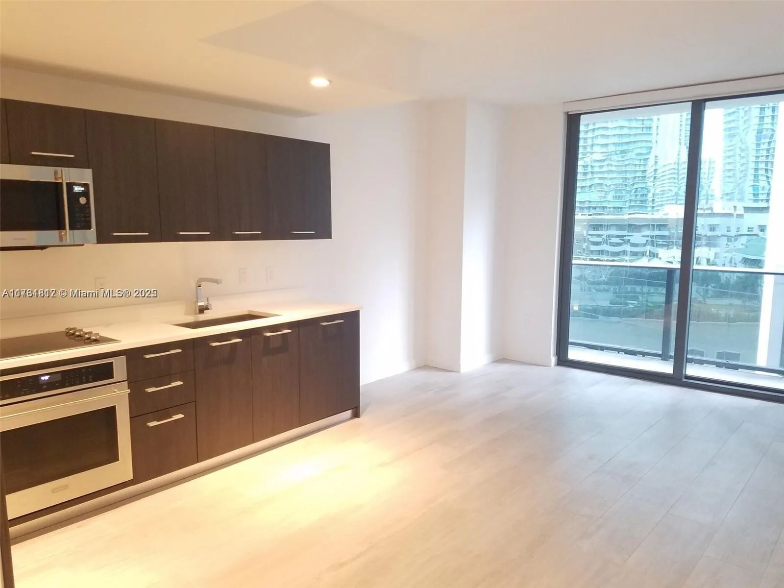 55 SW 9th St # 1107, Miami, FL 33130 photo 3
