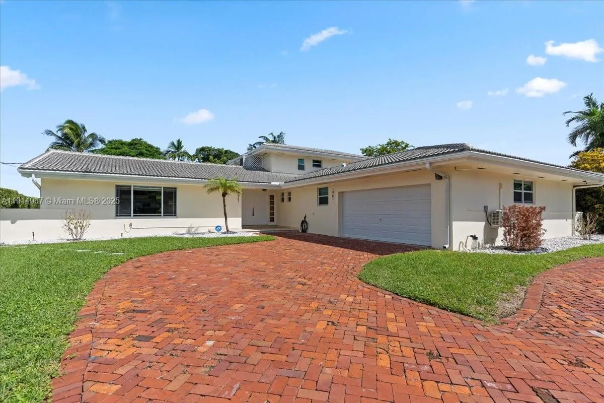 1961 NE 188th St, Miami, FL 33179