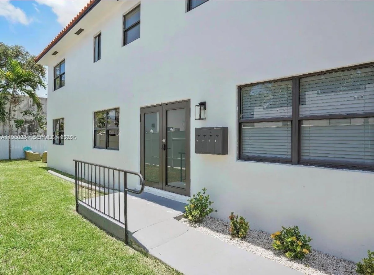584 NW 30th St, Miami, FL 33127