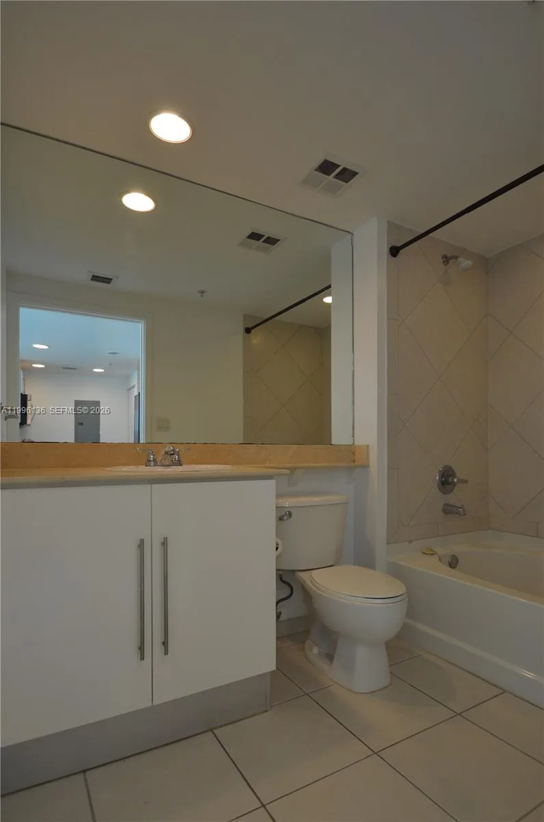 325 S Biscayne Blvd # 2320, Miami, FL 33131 photo 4