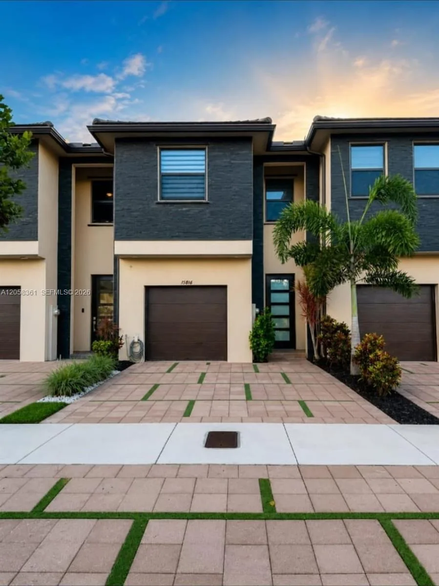 15816 NW 91st Ave, Miami Lakes, FL 33018