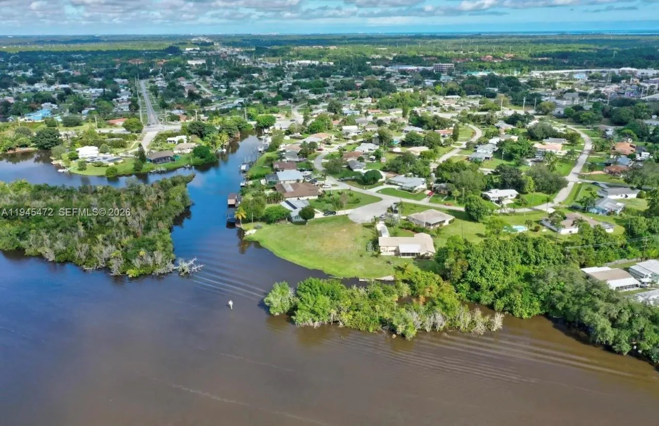 305 SE Camino Ct, Port St. Lucie, FL 34952 photo 2