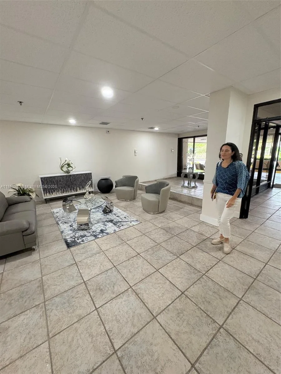 900 NE 195th St # 702, Miami, FL 33179 photo 3