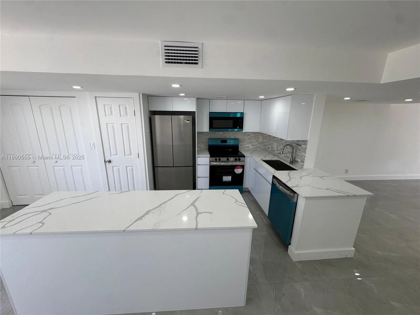 2318 NE 7th St # 34, Hallandale Beach, FL 33009 photo 2