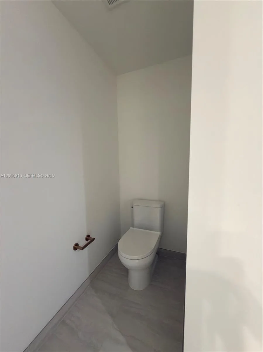 77 SE 5th St # 1602, Miami, FL 33131 photo 12