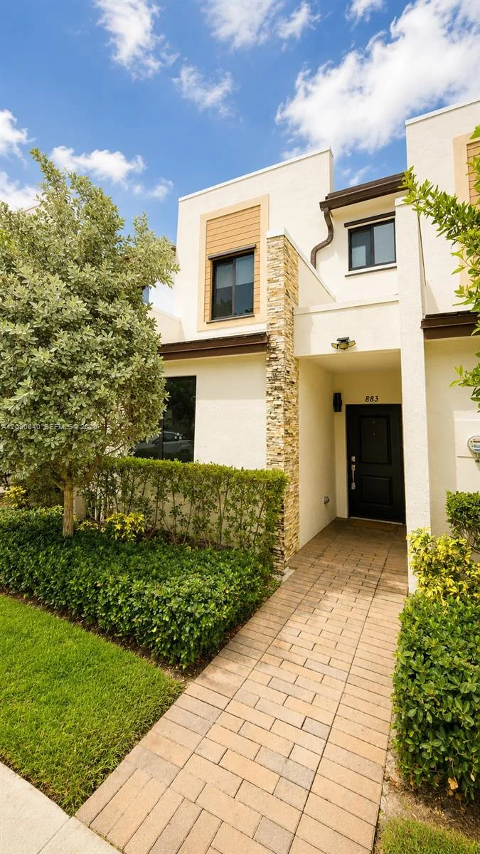 883 NE 211th St # 883, Miami, FL 33179 photo 2
