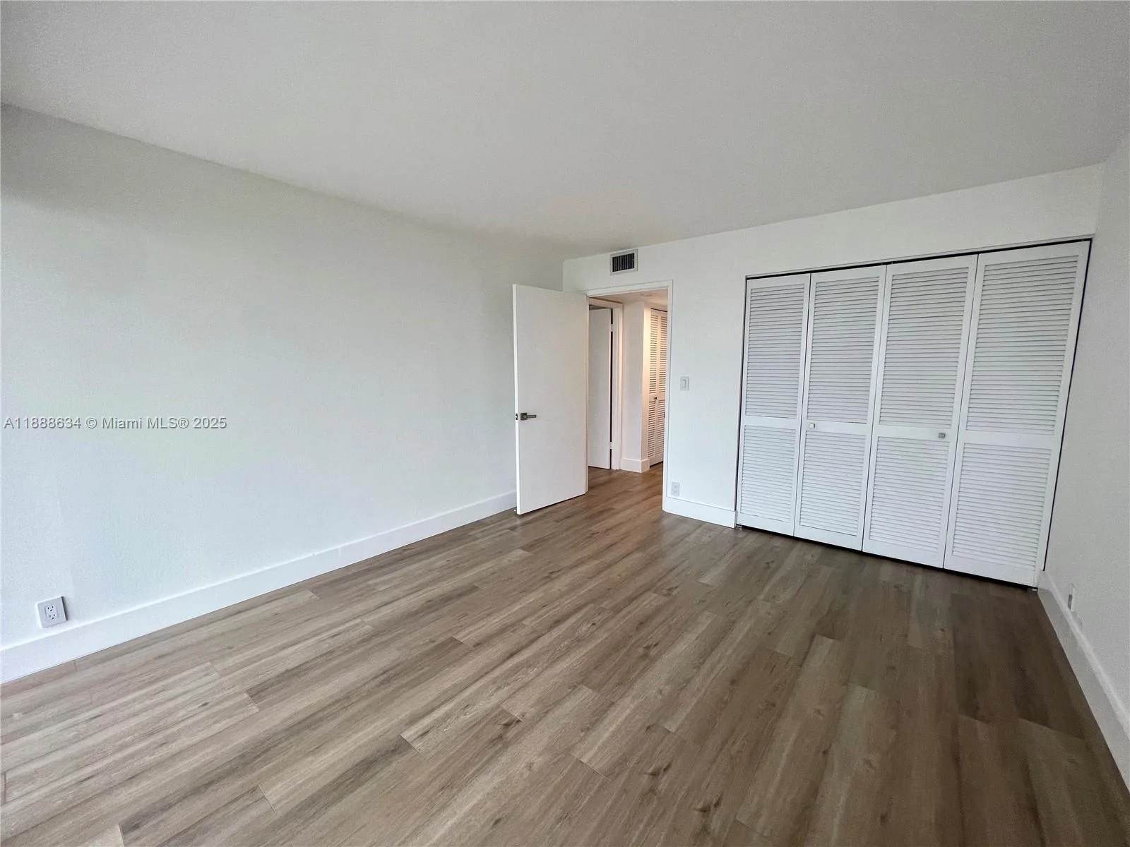 1901 Brickell Ave # B1613, Miami, FL 33129 photo 11